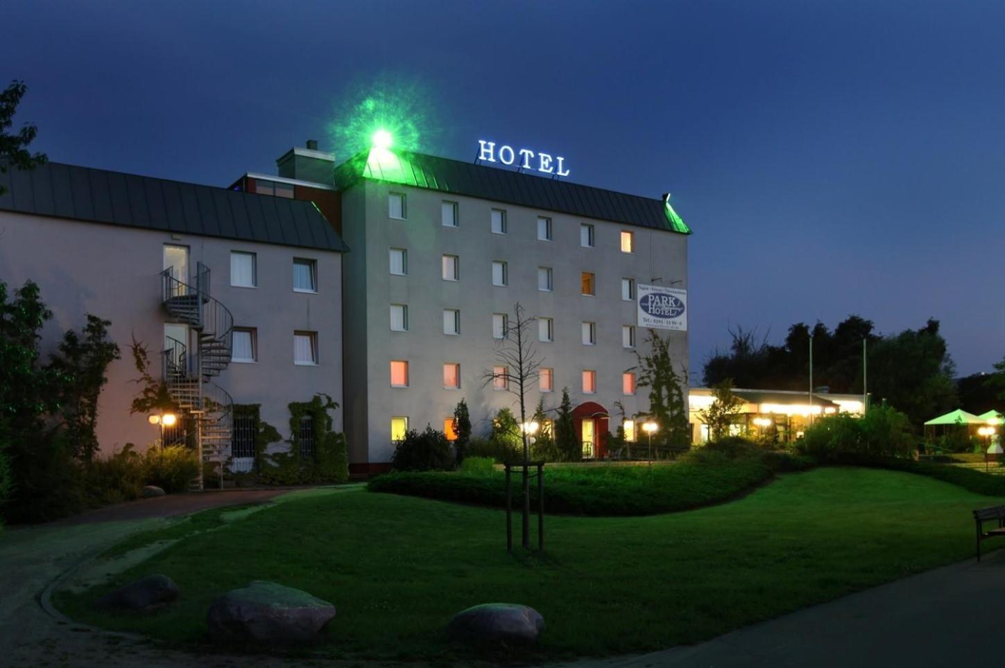 Parkhotel นอยบรันเดนบวร์ก ภายนอก รูปภาพ