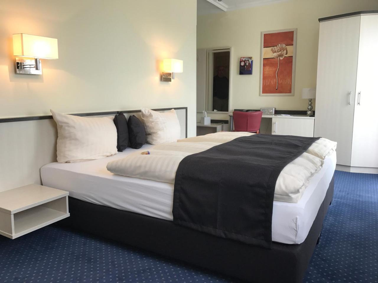 Parkhotel นอยบรันเดนบวร์ก ภายนอก รูปภาพ