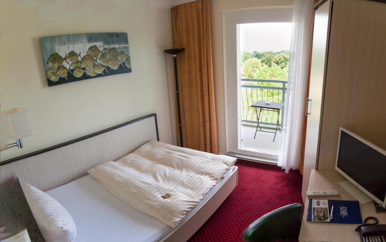Parkhotel นอยบรันเดนบวร์ก ภายนอก รูปภาพ