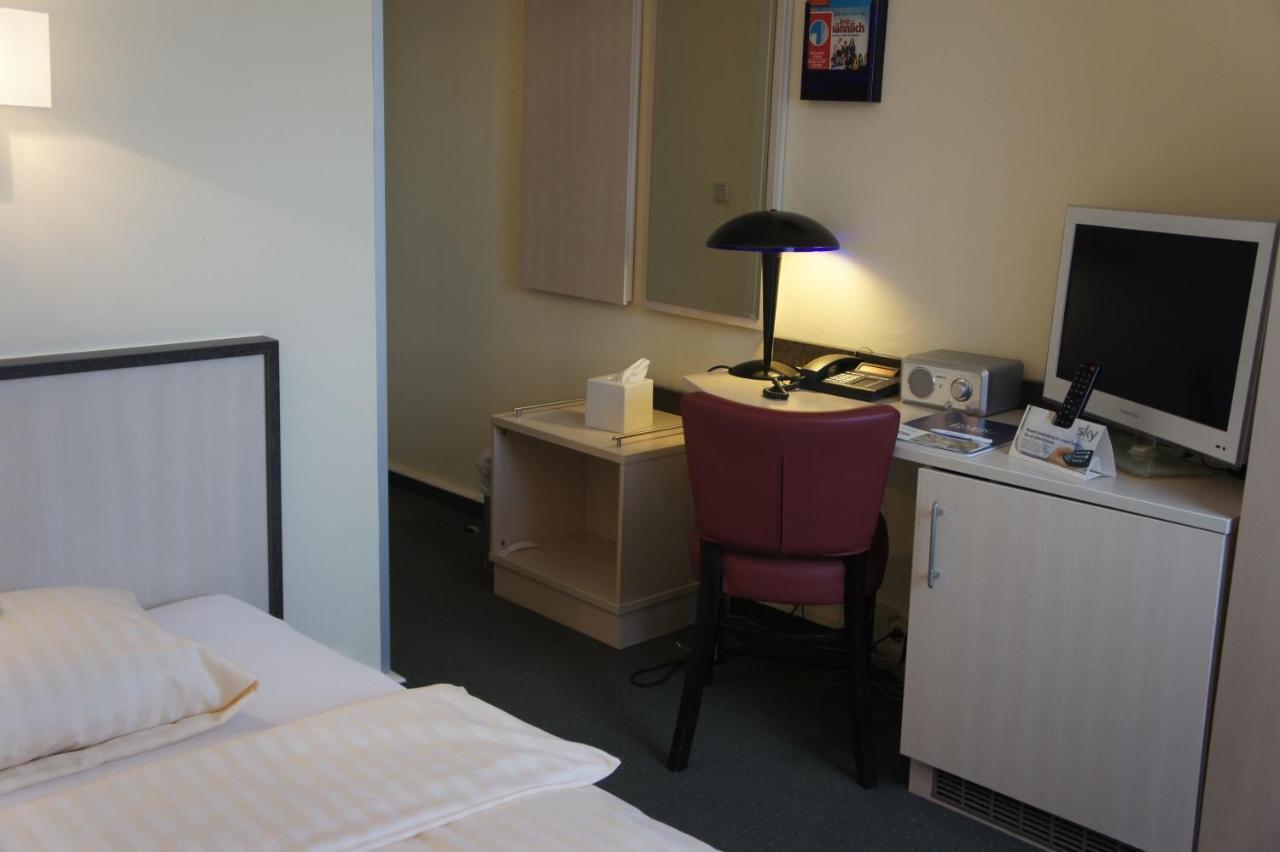 Parkhotel นอยบรันเดนบวร์ก ภายนอก รูปภาพ